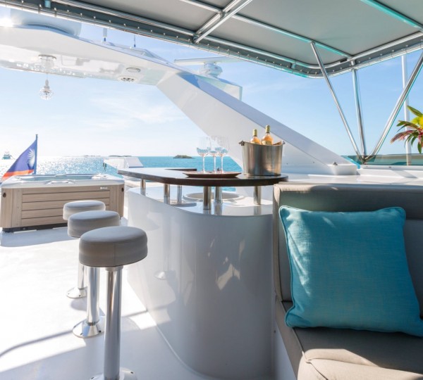 yacht flybridge bar